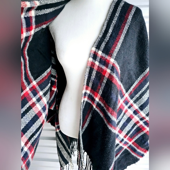 Classic Plaid Ruana Wrap - Picture 2 of 6